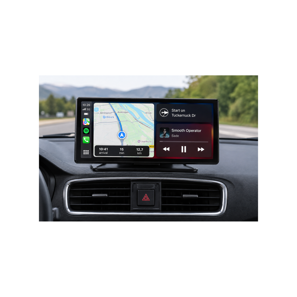 CarPlay scherm in auto met navigatie en muziek